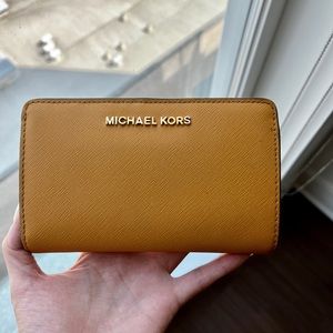 MICHAEL KORS JET SET BI-FOLD LEATHER WALLET (RICH MUSTARD COLOR)